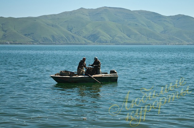 Озеро Севан, Армения. Ловля раков © Виктор Белоус