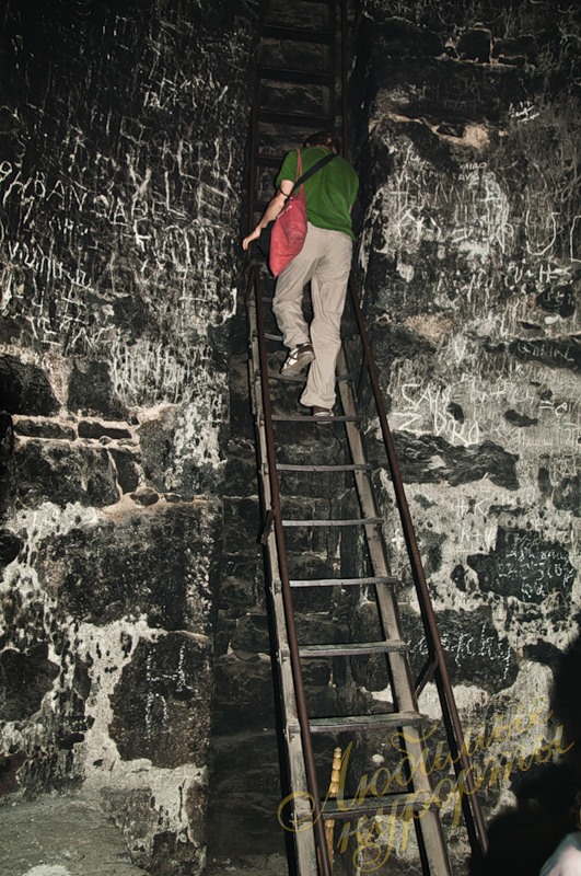 Только так можно попасть в Хор Вирал — темницу в скале. Армения ©  Виктор Белоус